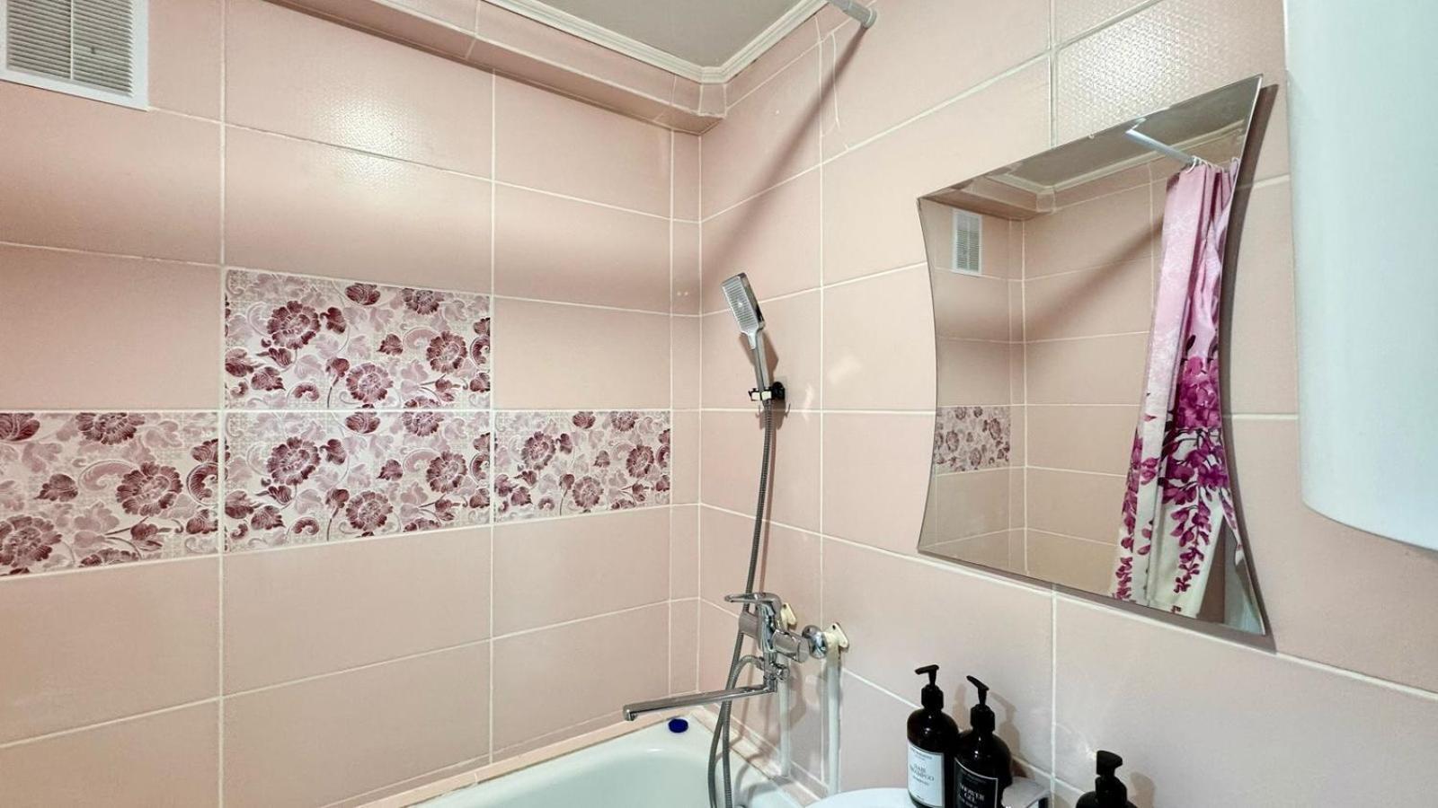 В Центре Павлодара Светлая Квартира Extérieur photo